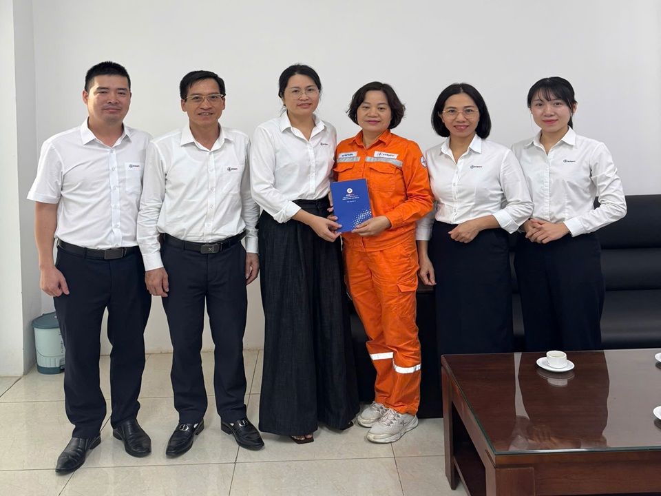 Bà Cầm Thị Hiên - Phó Chủ tịch Công đoàn, Trưởng Ban nữ Công và đại diện BCH Công đoàn Công ty, Ban nữ công thăm hỏi tặng quà CBCNV có hoàn cảnh khó khăn, ốm đau phải điều trị dài ngày